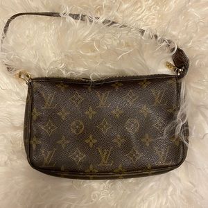 Louis Vuitton Pouchette